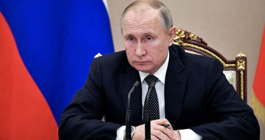 Putin altı nəfərin müşayiəti ilə tualetə getdi - VİDEO