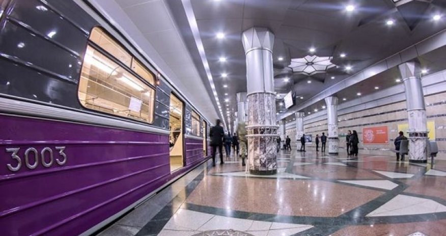 Bakı metrosunda sərnişin qatar relsləri üzərinə yıxıldı — HƏYACANLI ANLAR (FOTO)