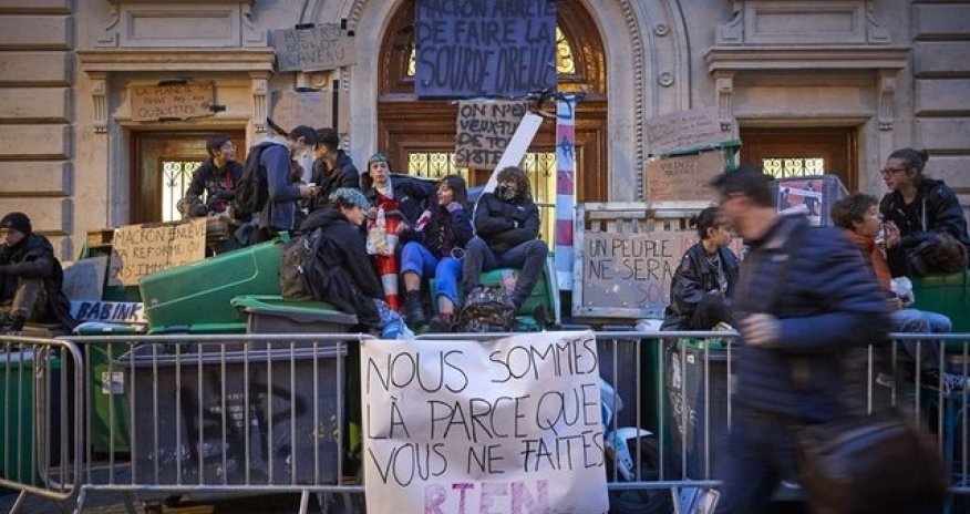 Французская полиция применила против школьников слезоточивый газ