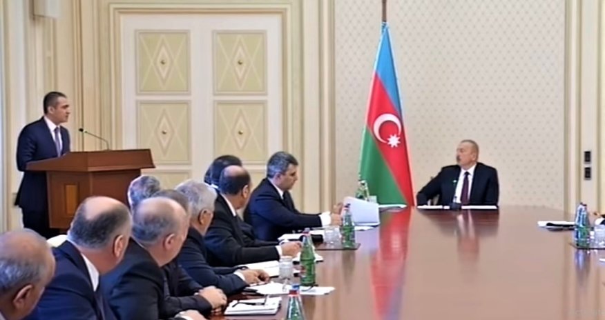 Məmur müşavirədə çaşdı, prezidentdən üzr istədi - VİDEO