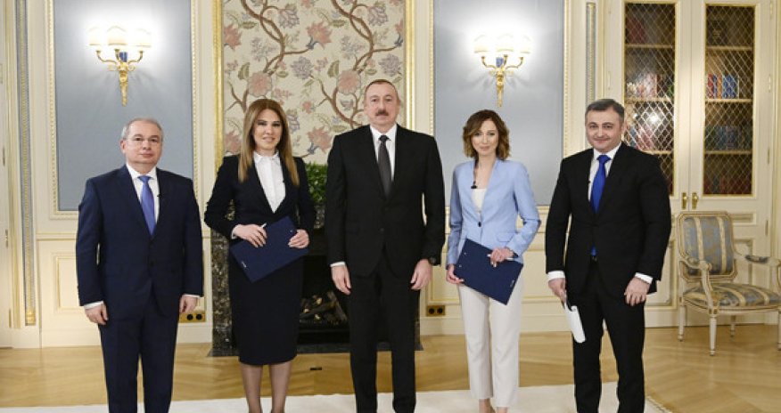 Президент Ильхам Алиев дал интервью группе местных журналистов по итогам года