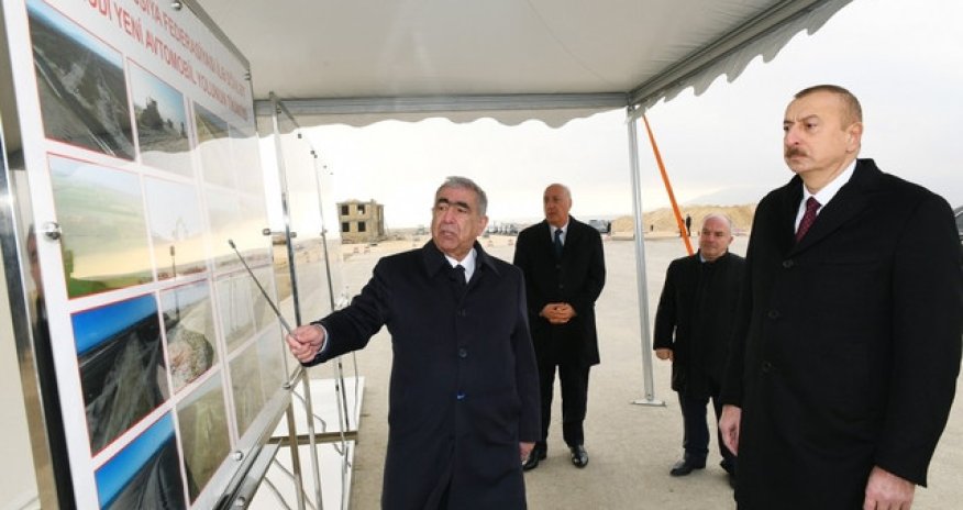 Президент ознакомился со строительством новой автодороги Баку-Губа-госграница России