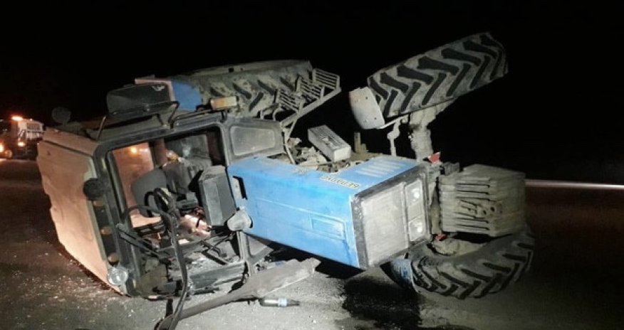 В Кюрдемире перевернулся трактор, пострадал водитель