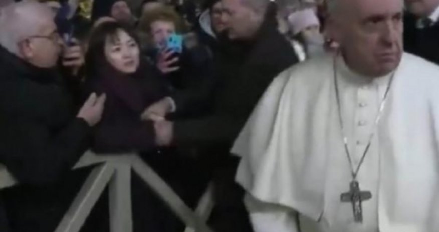 Папа Римский ударил женщину на праздновании Нового года ВИДЕО
