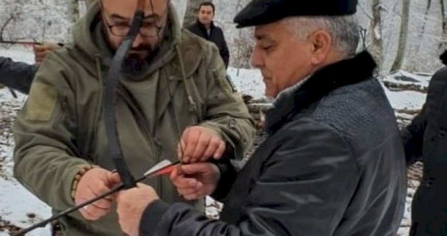 İcra başçısı turistlərlə qartopu oynadı, ox atdı – VİDEO