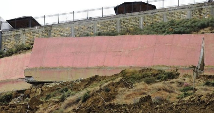 На Бадамдарском шоссе снова произошел оползень