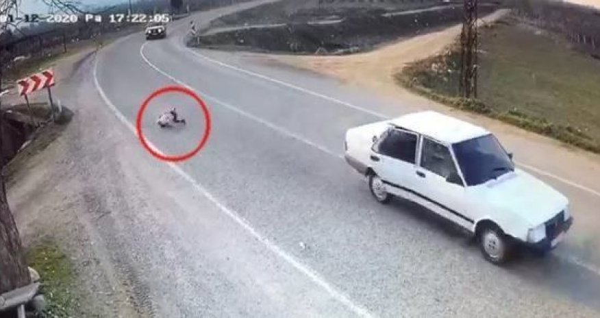 Balaca qız hərəkətdə olan maşından yola düşdü — ANBAAN VİDEO