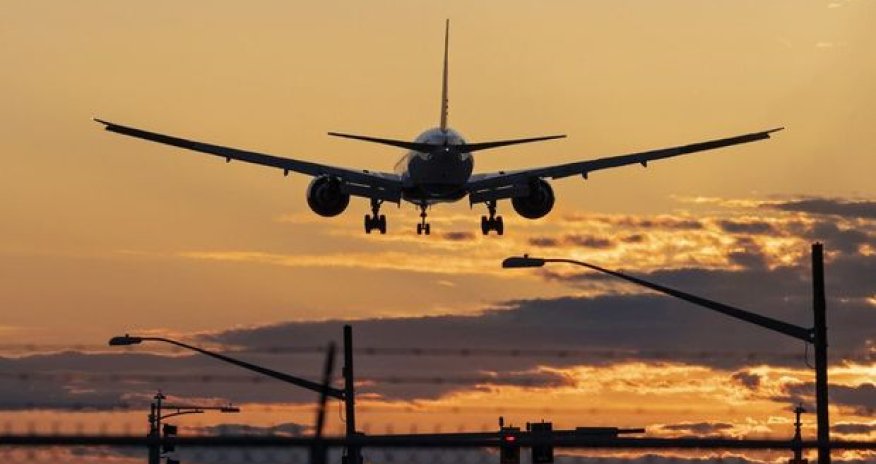 Самолет совершил экстренную посадку из-за дебошира, оставившего бортпроводника без штанов