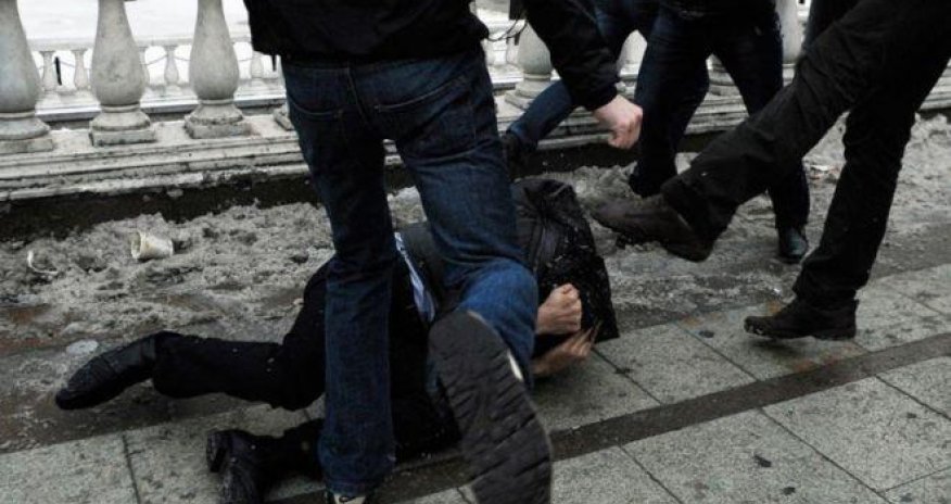 Bakıda 14 yaşlı oğlan anasına mesaj yazan şəxsi bıçaqladı 