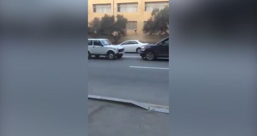 Bakıda “Niva” sürücü qayda pozan şəxsi belə “cəzalandırdı” - VİDEO