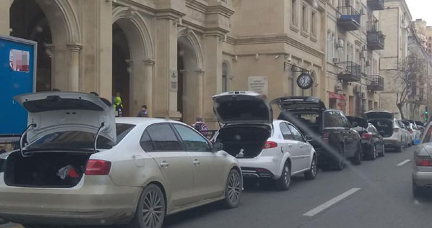 Polis cərimələnməmək üçün baqajlarını açan sürücülərə görə hərəkətə keçdi - FOTO