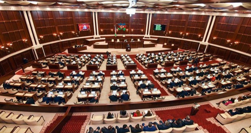 Seçici görüşə gələn deputatı biabır etdi - VİDEO
