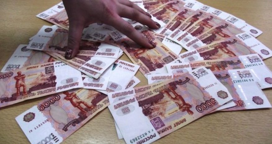 Мужчине не разрешили вывезти из Екатеринбурга в Баку миллионы