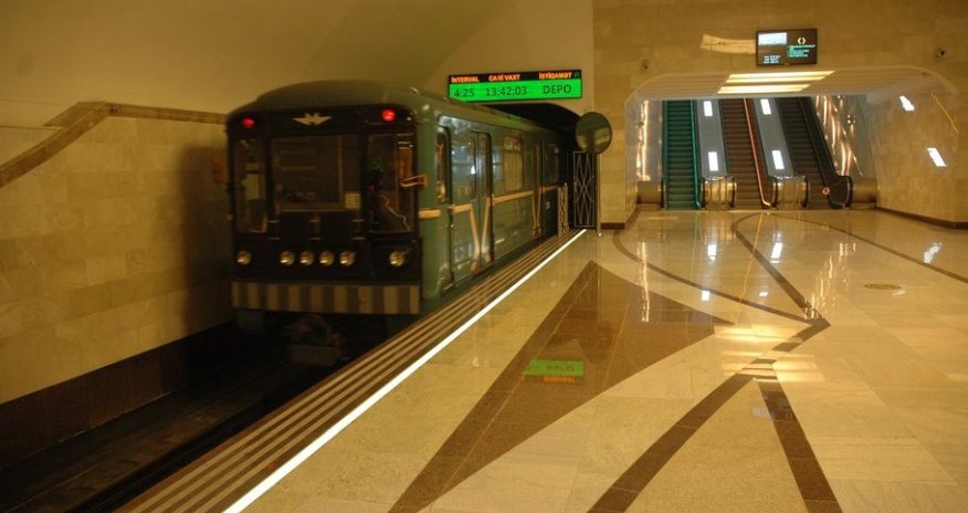 Bakı metrosunda sərnişin özünü qatarın altına atdı - VİDEO