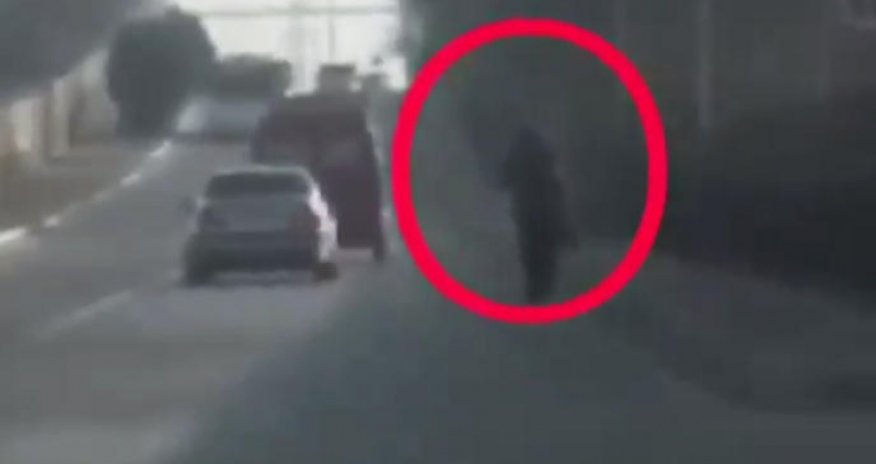 Suraxanıda avtomobil yolunun kənarında dayanan qadın saxlanılıb - VİDEO