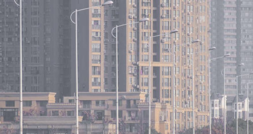 Bu şəhərdə qapılar möhürlənib, insanlar evdə can verir - VİDEO