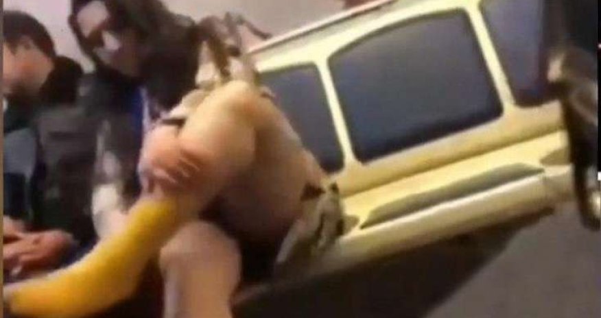 Bakı metrosunda bu da oldu: Qadın görün nə etdi - VİDEO