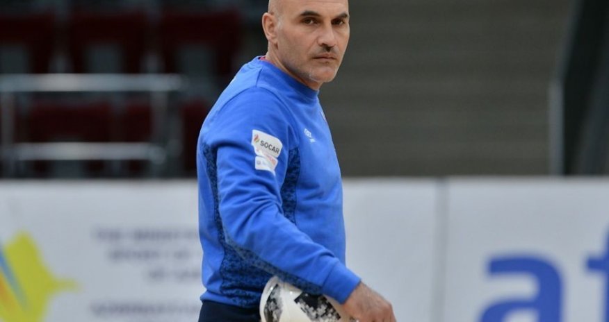 Azərbaycan millisinin baş məşqçisi öz oyunçularını təhqir etdiyi üçün cəzalandı