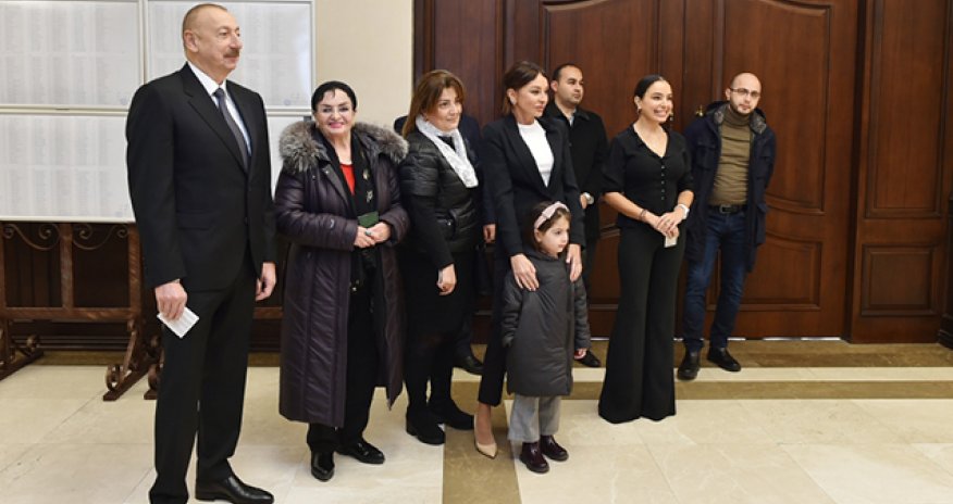 Prezident ailəsi ilə birgə belə səs verdi - Fotolar