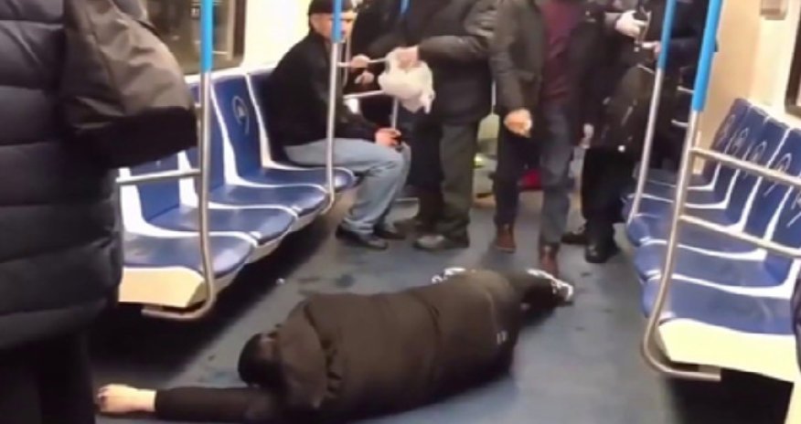 Koronavirusla bağlı metroda zarafat etdi, aləm bir-birinə dəydi - VİDEO
