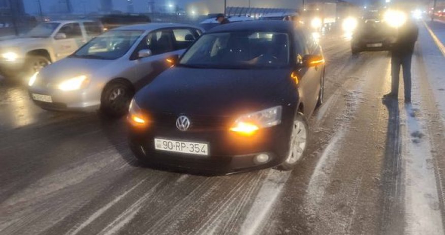 На крупном бакинском проспекте из-за цепной аварии образовалась пробка - ФОТО