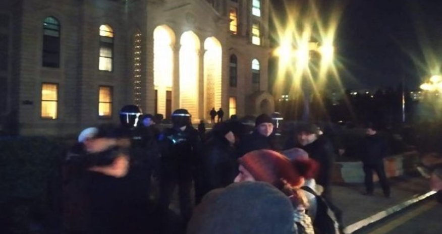 Deputatlığa namizədlər  MSK qarşısında etiraz aksiyası keçirməyə çəhd edib