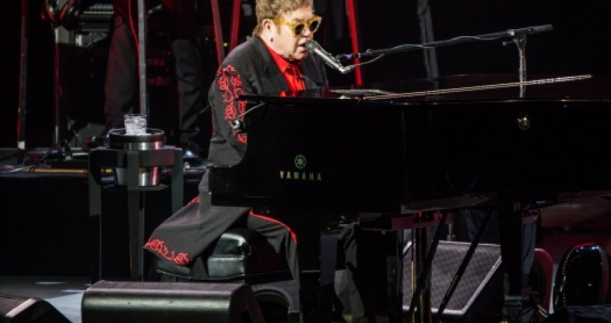 Элтон Джон потерял голос и расплакался на сцене