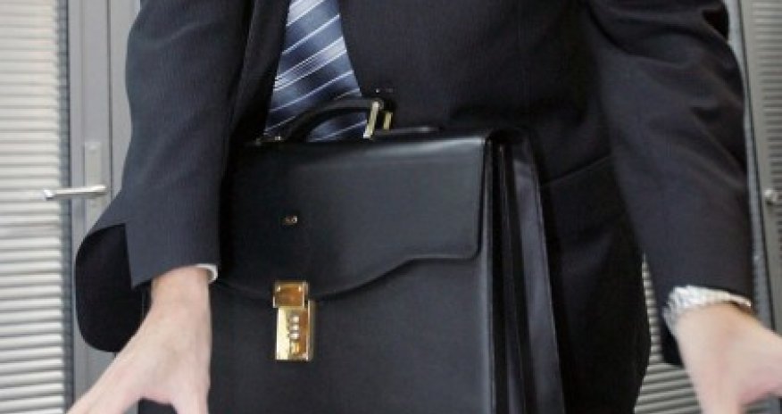 Prezident köməkçisini işdən çıxardı