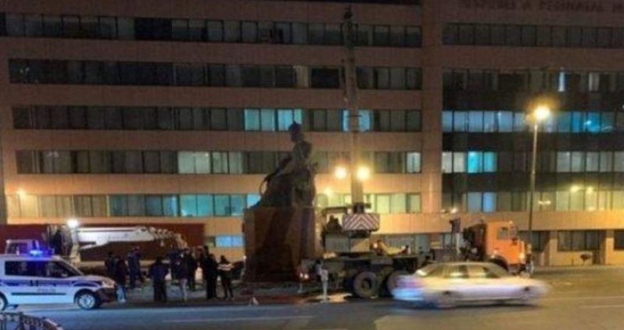 В Баку перенесен памятник Шаху Исмаилу Хатаи 