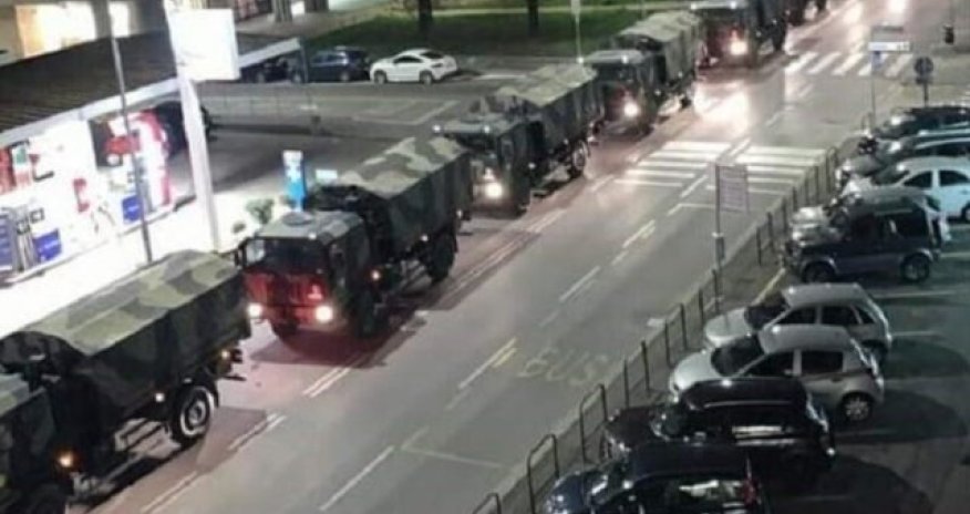 Cəsədlərlə dolu hərbi maşınlar ard-arda düzülüb: Dünyanı dəhşətə gətirən görüntülər (VİDEO)