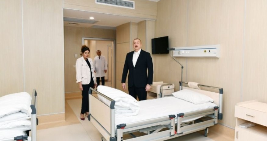 Ильхам и Мехрибан Алиевы на открытии медучреждения в Баку