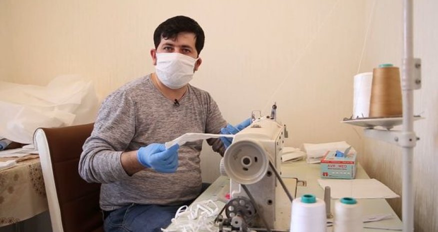 Bakı sakini evdə tibbi maska hazırlayır - VİDEO