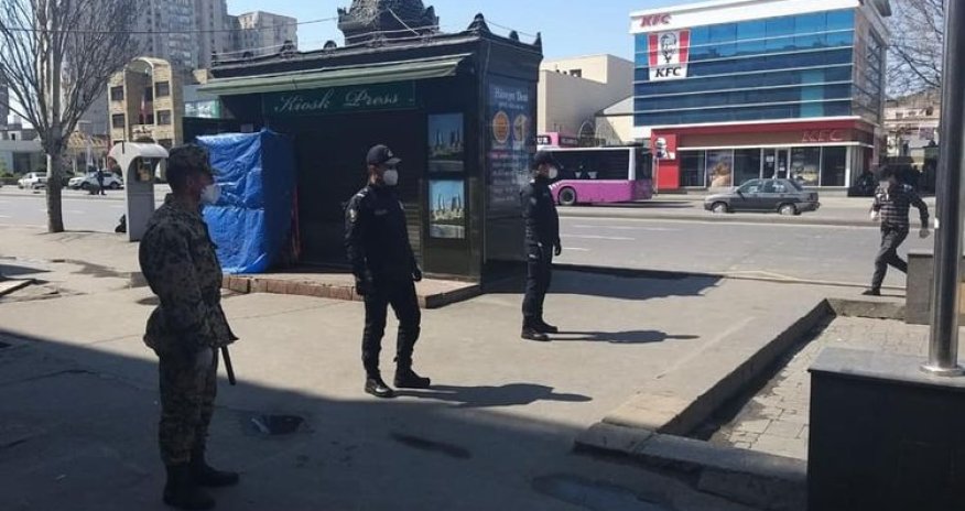 Bakı polisi icazə olmadan hərəkət edən şəxsləri müəyyən etdi (FOTOLAR)