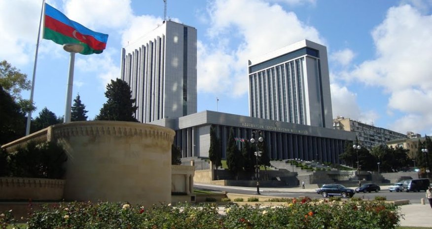 Vəzifəli şəxsin oğlu dövlət qurumunu məhkəməyə verdi