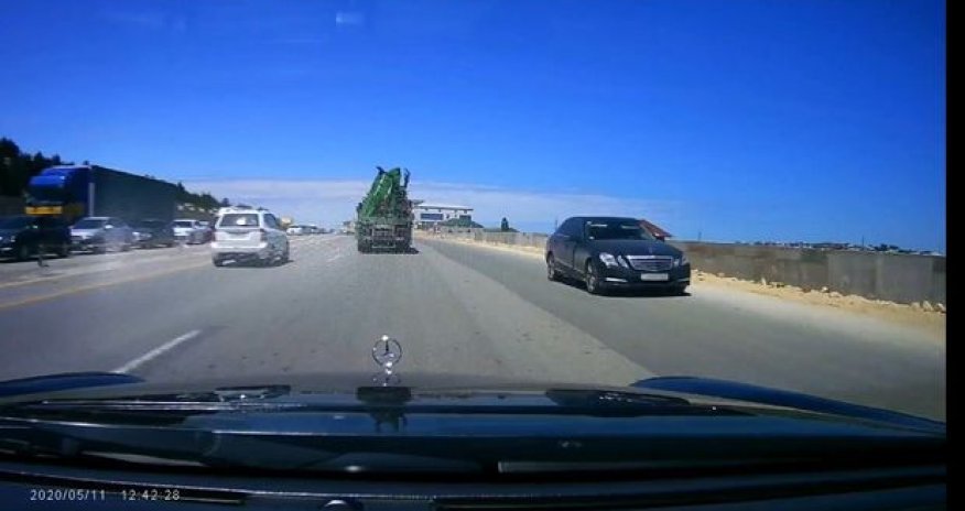 Yolda sürücü qaydaları pozaraq insanlara belə təhlükə yaratdı - VİDEO