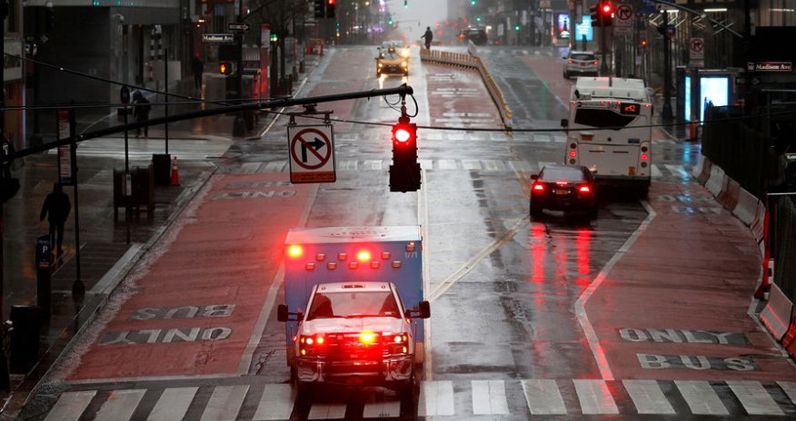 В штате Нью-Йорк людям разрешили собираться группами до 10 человек