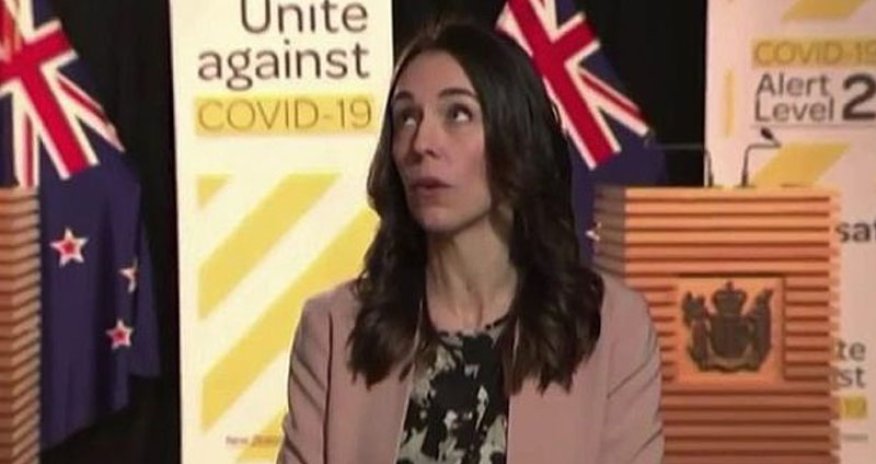 Baş nazir canlı yayıma çıxdı, zəlzələ baş verdi - VİDEO