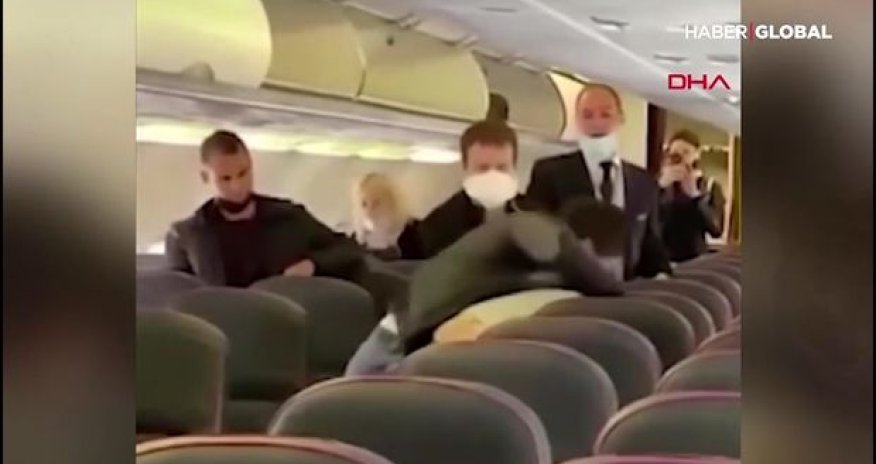 Təyyarənin göyərtəsində dava düşdü- 