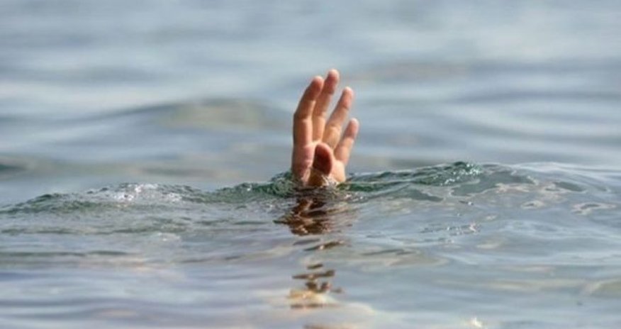 Bakıda oğlan bulvarda şəkil çəkmək istədi, dənizə düşdü - VİDEO