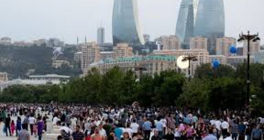 Həftə sonları küçəyə çıxmağa rəsmən qadağa qoyuldu