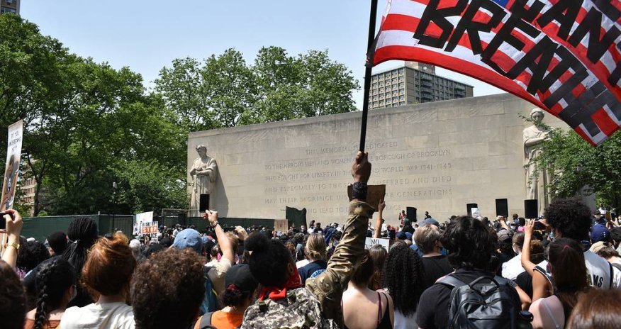 Митингующие попытались прогнать мэра Нью-Йорка с митинга