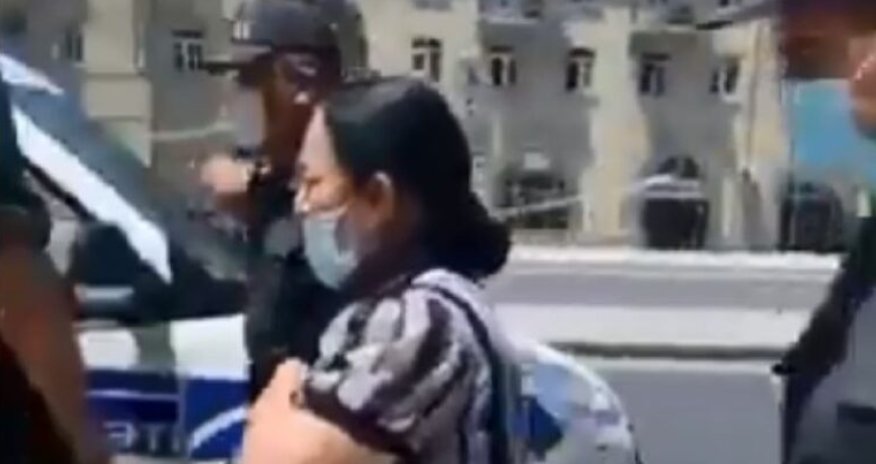 Bakıda icazəsiz çölə çıxan qadına polis kömək etdi – VİDEO