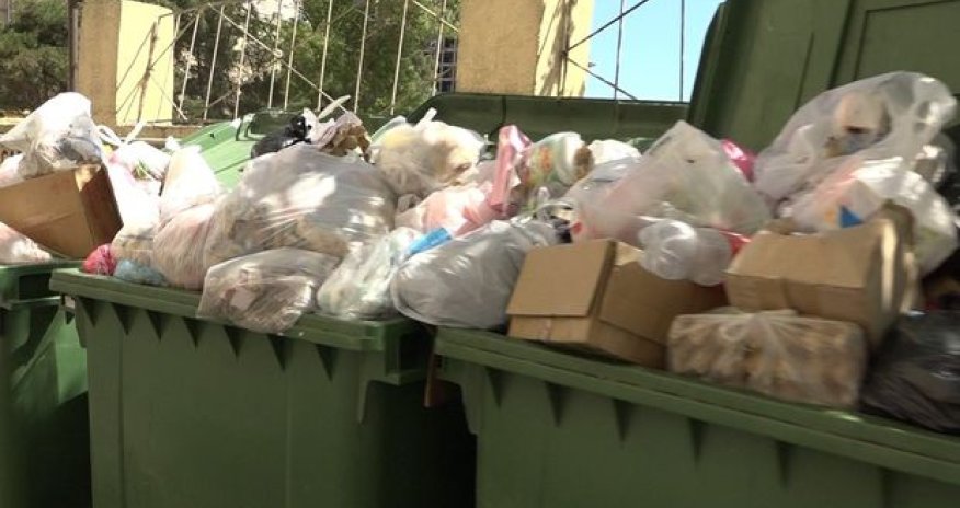 2 günlük qadağaya görə dava salınan çörəklər zibil yeşiklərində - VİDEO