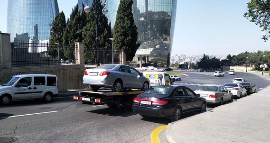 Deputatın avtomobilini evakuator apardı - FOTO