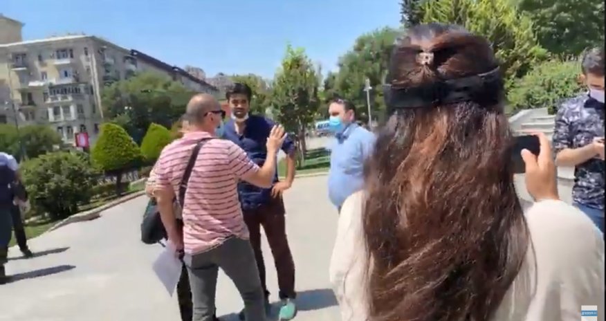 Türkiyə vətəndaşları Bakıda Türkiyə səfirliyinin qarşısında etiraz aksiyası keçirir -  CANLI YAYIM 