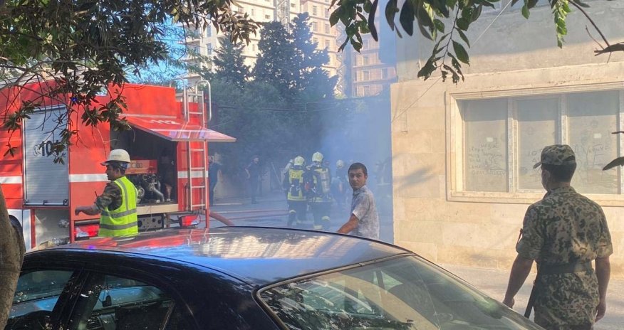 Bakıda ev yanır- FOTO