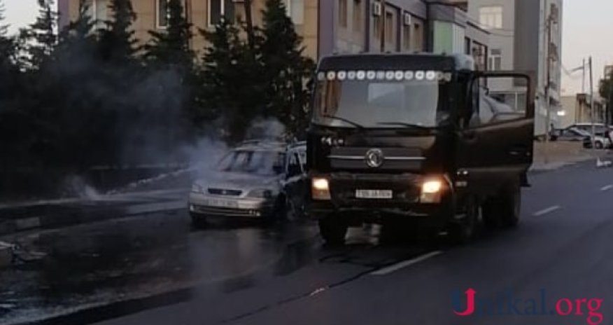 Xırdalanda hərəkətdə olan maşın yandı- FOTO