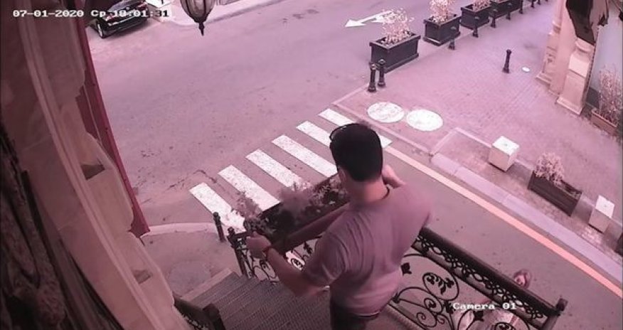 Bakıda kişi əvvəl dibçəyi oğurlayır, sonra geri qaytarır- VİDEO