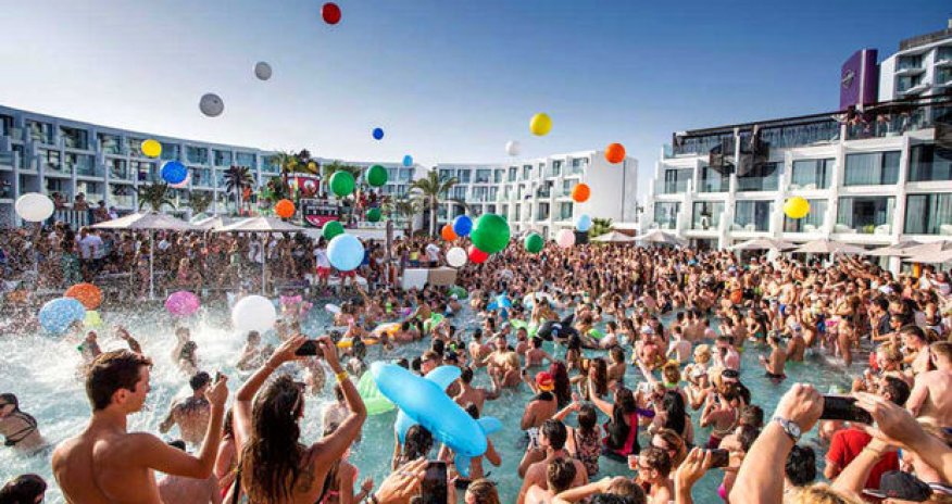 Sərt karantin günlərində çimərlikdə ad günü şənliyi şöbədə bitdi - FOTO/VİDEO