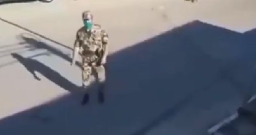 Hərbi qulluqçunu ələ salıb videoya çəkən şəxs saxlanıldı — VİDEO